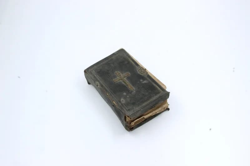 Clasped prayer book: "Heavenly joy"