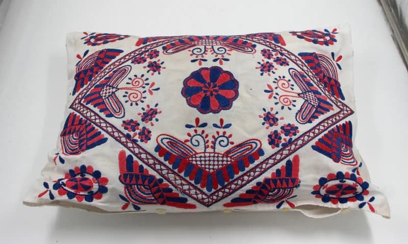 Ukrasni jastuk sa bužačkim vezom