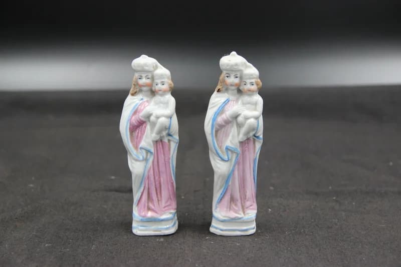 Porcelain statue: Blessed Virgin Mary with the Infant Jesus in her arms