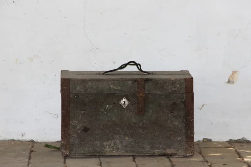 Soldier's chest / travel chest