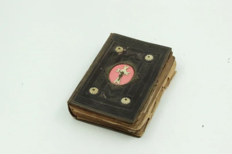 Clasped prayer book: "Lilac Flowers"