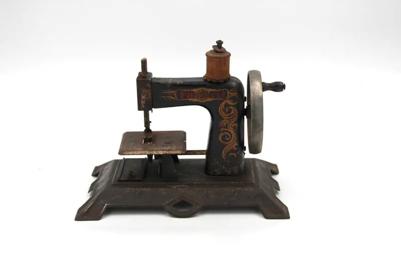 Small Sewing Machine – Children's Toy